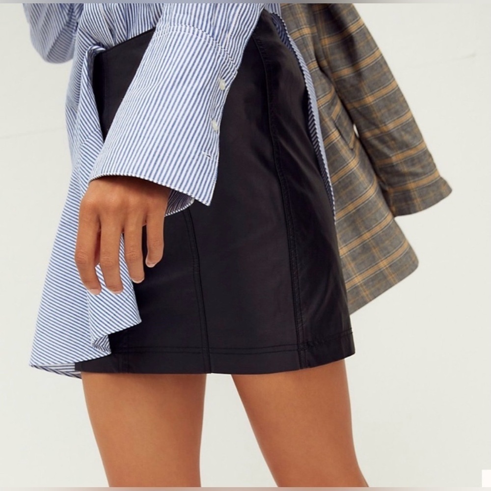 Free People Women’s Black Modern Femme Vegan Leather Mini Skirt, Size 2 - Picture 3 of 10